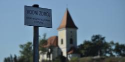 Tato voda stéká do pouště a končí ve slaných vodách a jejich voda je tím uzdravena Tato voda stéká do pouště a končí ve slaných vodách a jejich voda je tím uzdravena