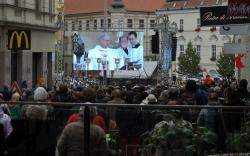 Pán skrze eucharistii přetváří anonymní dav ve společenství Pán skrze eucharistii přetváří anonymní dav ve společenství
